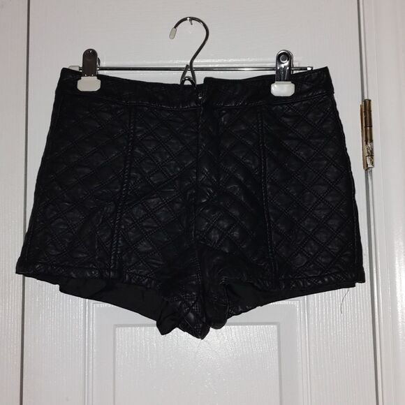 Forever 21 black faux leather quilted shorts Sz M - Picture 1 of 6